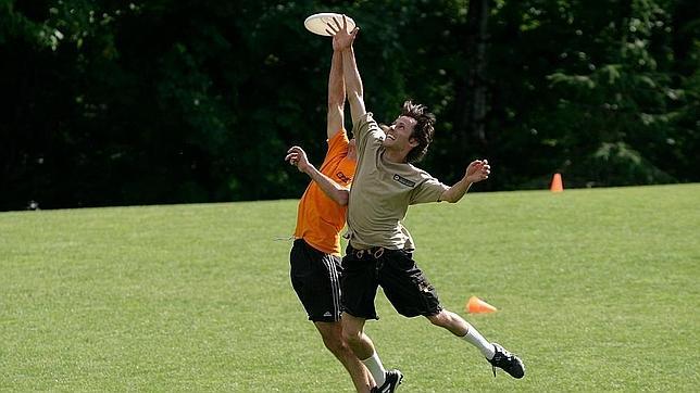 Dos personas se disputan el disco