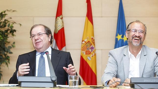 Juan Vicente Herrera con Luis Fuentes, tras firmar el PP el documento de regeneración democrática con Ciudadanos
