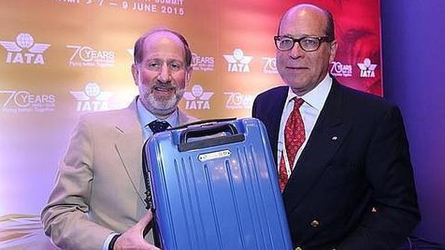 Dos directivos de IATA con la nueva maleta propuesta como medida estándar en las cabinas de los aviones