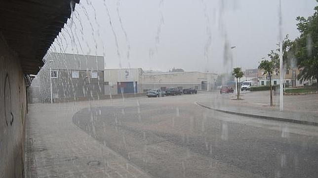 Las tormentas barren la provincia de Valencia y dejan granizo en Manises