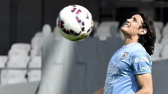 Cavani se echa a Uruguay a las espaldas