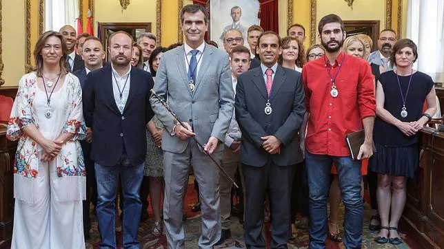 Antonio Román renueva por tercera legislatura como alcalde, posa con los concejales electos