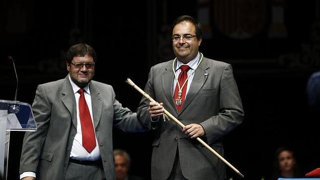 El socialista Santiago Llorente, nuevo alcalde de Leganés, con el bastón de mando