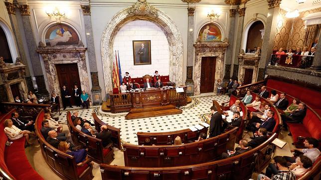 Los multipactos dejan al PP con la mitad de poder en los Ayuntamientos