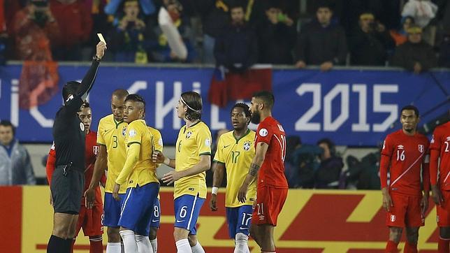 Neymar ve la tarjeta amarilla en el duelo contra Perú