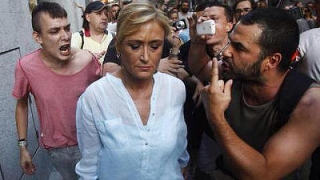 La exdelegada de Gobierno, Cristina Cifuentes, durante el escrache que sufrió en 2012