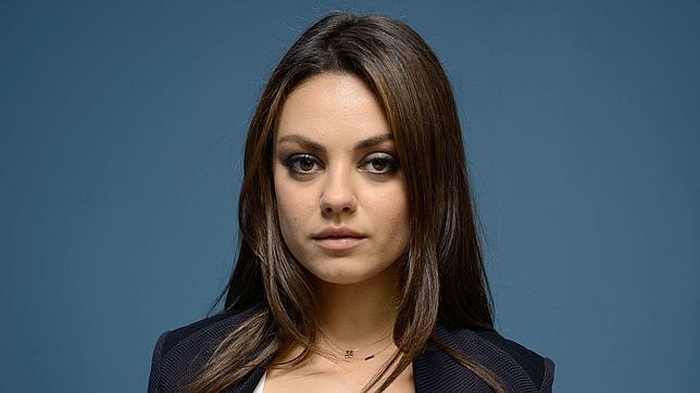 Mila Kunis, actriz estadounidense, posa en una foto de estudio durante el Festival Internacional de Cine de Toronto