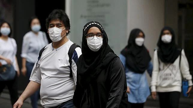 Turistas llevando mascarillas por miedo al contagio en las calles de Seúl