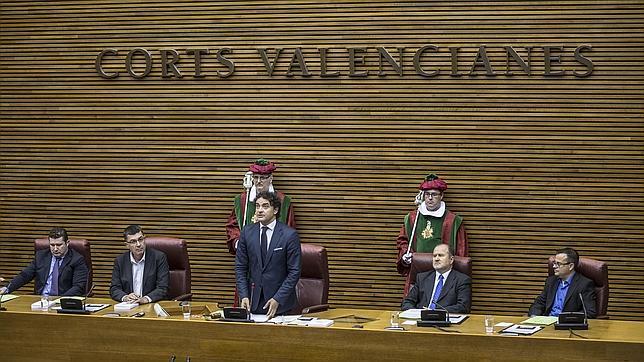 Imagen de la Mesa de las Cortes Valencianas con Colomer en la presidencia