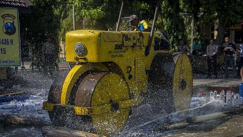 Una apisonadora destruyendo botellas de alcohol