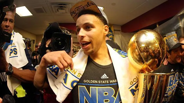 Stephen Curry, con el trofeo de campeones de la NBA