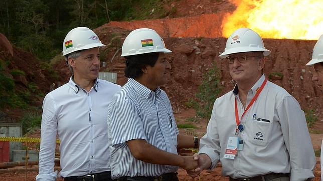 Morales, en el centro, y Brufau, a la izquierda, el mes pasado en el yacimiento de gas Margarita en el país andino