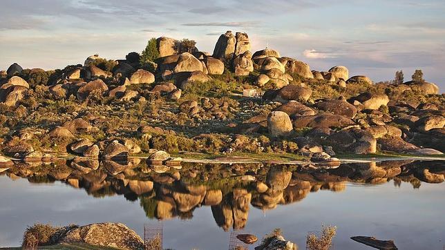 Peñas del Tesoro desde el lado opuesto de la Charca del Barrueco de Abajo