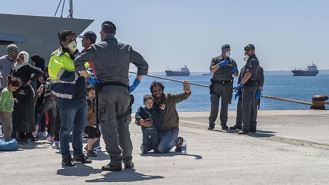 Refugiados sirios llegan a Sicilia a finales de abril tras ser rescatados en el Mediterráneo