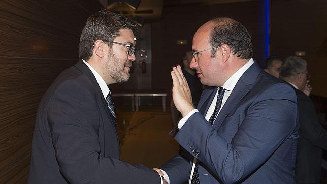 El candidato electo a la presidencia de la Comunidad de Murcia por el PP Pedro Antonio Sánchez saluda al candidato electo por Ciudadanos Miguel Sánchez
