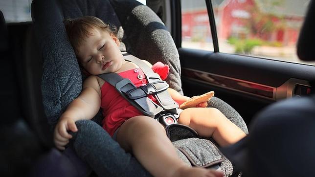 No dejes a tu hijo en el coche: puede morir en una hora por un golpe de calor