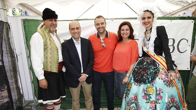 Gabriel Echávarri visita el racó de ABC en el primer día de mascletá de Hogueras 2015