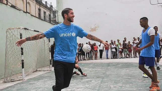 Sergio Ramos imita a Cristiano Ronaldo al celebrar un gol en La Habana