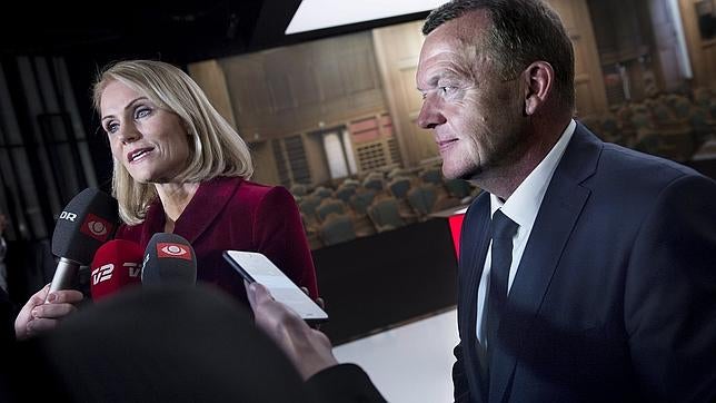 La líder socialdemócrata y primera ministra de Dinamarca, Helle Thorning-Schmidt, junto al líder opositor derechista, Lars Lokke Rasmussen