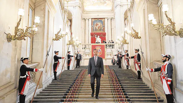 Don Felipe bajando la escalinata del Palacio Real