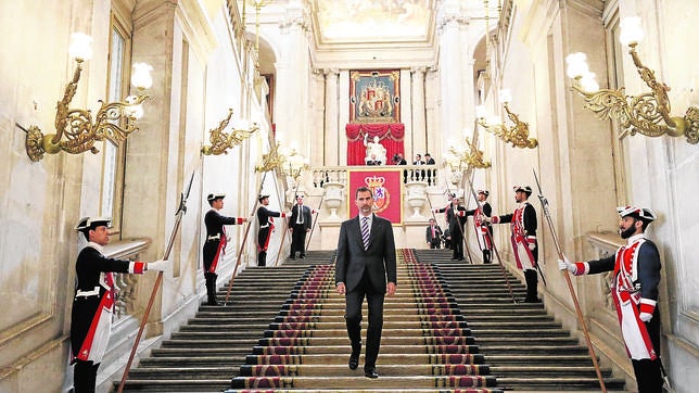 Don Felipe bajando la escalinata del Palacio Real