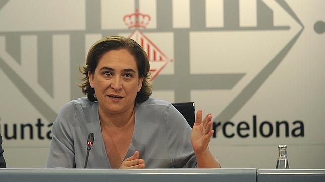 Colau anuncia una revisión de la ordenanza de Civismo de Barcelona