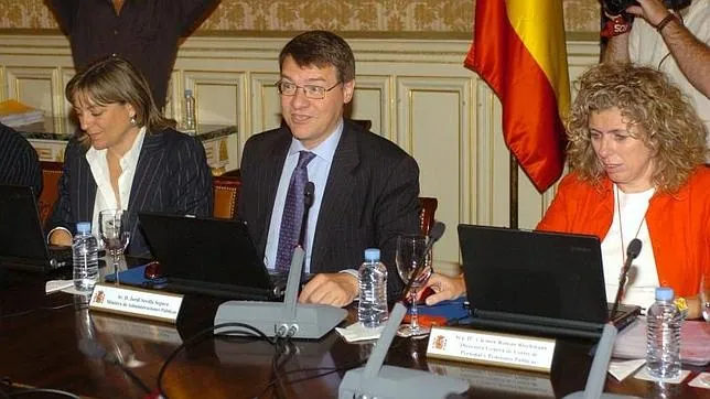 Carmen Román Riechmann, a la derecha con chaqueta roja, en 2006, cuando estaba en el Ministerio de Administraciones Públicas