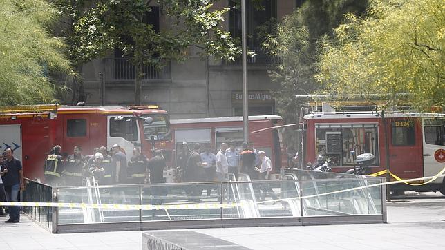 Una gran nube de humo en Universitat obliga a cerrar la L1 de Barcelona