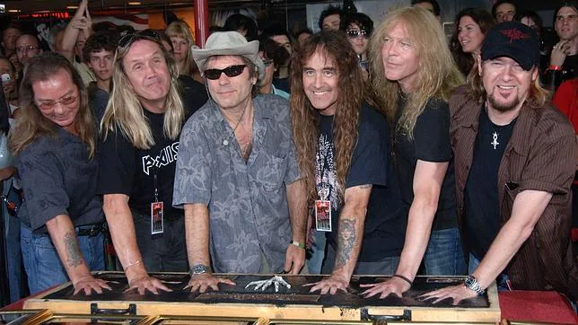 Los integrantes de Iron Maiden estampan sus huellas en el Paseo del Rock de Hollywood