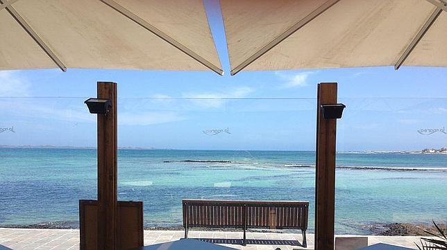 Vista de las aguas turquesas de Corralejo desde La Marea Terraza
