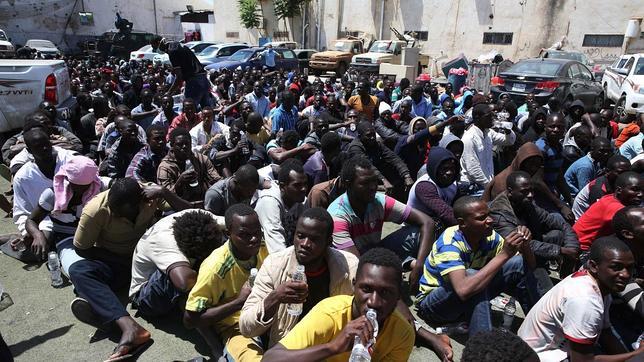 Fotografía de finales del mes de mayo en la que aparecen algunos de los 600 inmigrantes detenidos por las autoridades libias aquel día