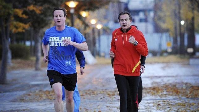 El expresidente Zapatero (drcha) corre junto con el primer ministro británico David Cameron (izq) en la cumbre de Seúl