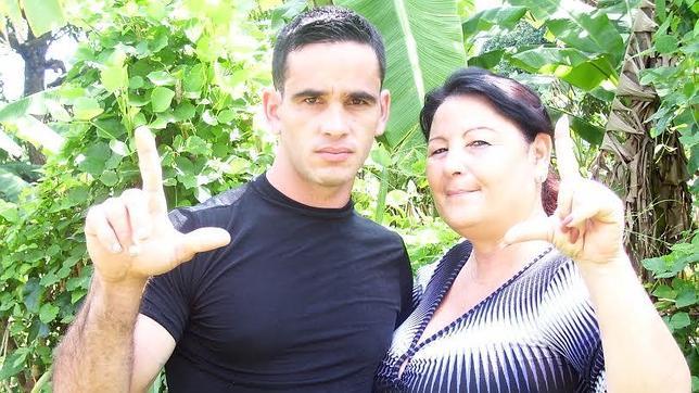 Yosvani Melchor y su madre, Rosa María Rodríguez, una de coordinadoras del movimiento de Oswaldo Payá