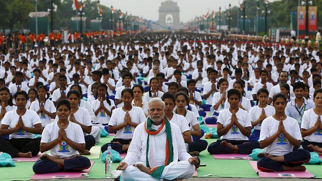 Miles de yoguis celebran un masivo primer día mundial del yoga en la India