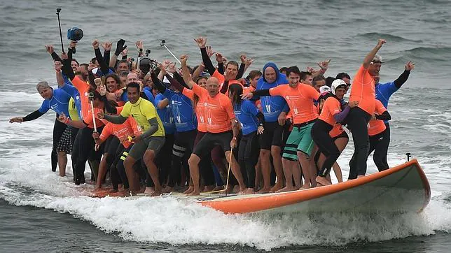 Récord Guinness: sesenta y seis surfistas cabalgan una ola en la misma tabla