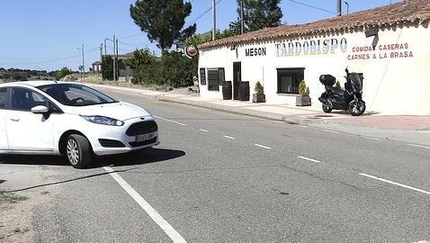 Un coche arrolla la terraza de un bar en Tardobispo y deja un muerto y dos heridos