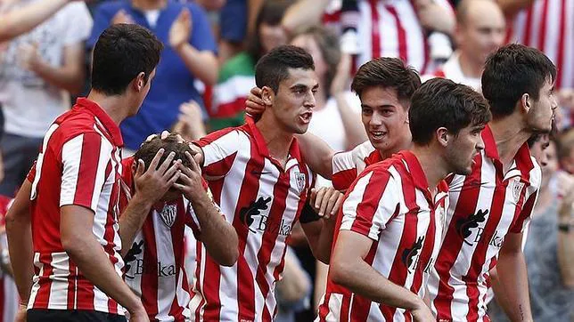 Los jugadores del filial del Athletic celebran un gol ante el Cádiz