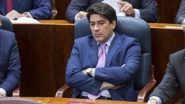 David Perez, alcalde de Alcorcón, sentado en su escaño de la Asamblea de Madrid