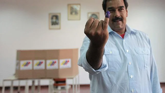 Maduro, después de votar en las elecciones presidenciales de 2013