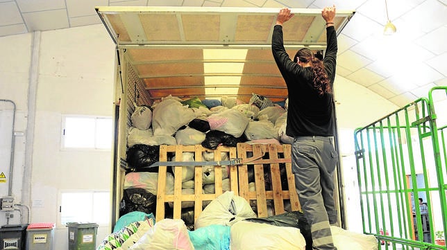 El operario Juan Carlos trabajado en la empresa de inserción laboral Fuera de Serie