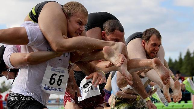 ¿Cargar a hombros con tu mujer puede ser un deporte?