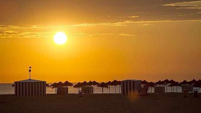 San Juan da paso al verano con una noche tropical en la Comunidad Valenciana