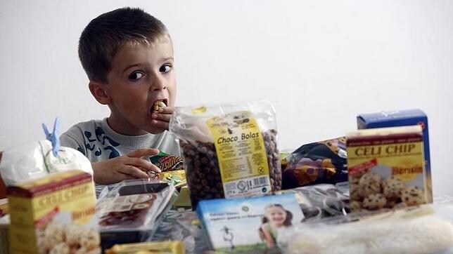 Un niño celíaco desayuna productos sin gluten