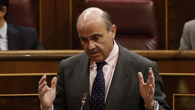 Luis De Guindos, durante una intervención en la sesión de control al Gobierno en el Pleno del Congreso de los Diputados