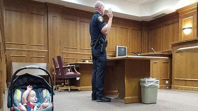La tierna coincidencia del oficial de policía y su hijo en el moment de jurar el cargo