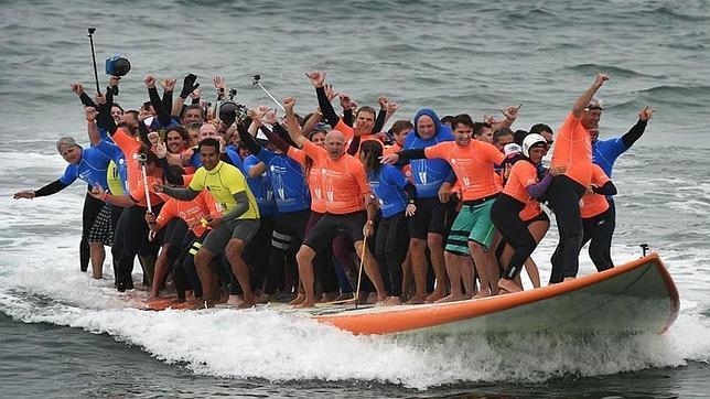 Récord Guinness: 66 surfistas superan una ola subidos en la misma tabla