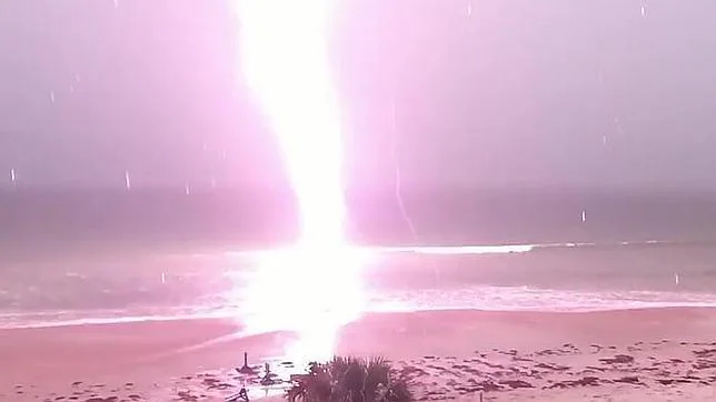 Un espeluznante rayo en una playa de Florida siembra el terror en YouTube