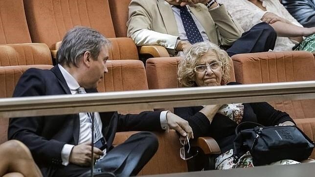 Antonio Carmona (PSM) y Manuela Carmena, ayer, en la tribuna de invitados de la Asamblea de Madrid