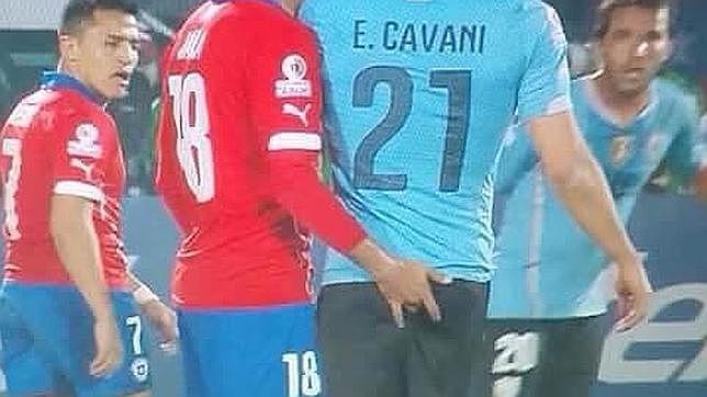 Cavani y Jara, durante el partido