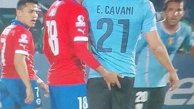 El gesto que calentó a Cavani